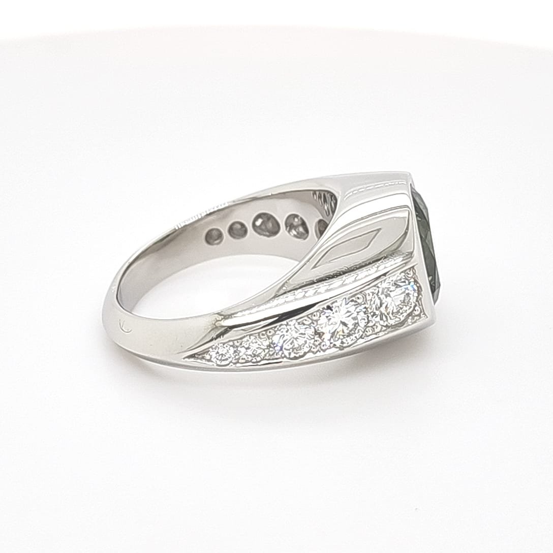 these diamonds together contribute 2.00 carats of pure, brilliant light, perfectly harmonizing with the sapphire’s shifting hues.
