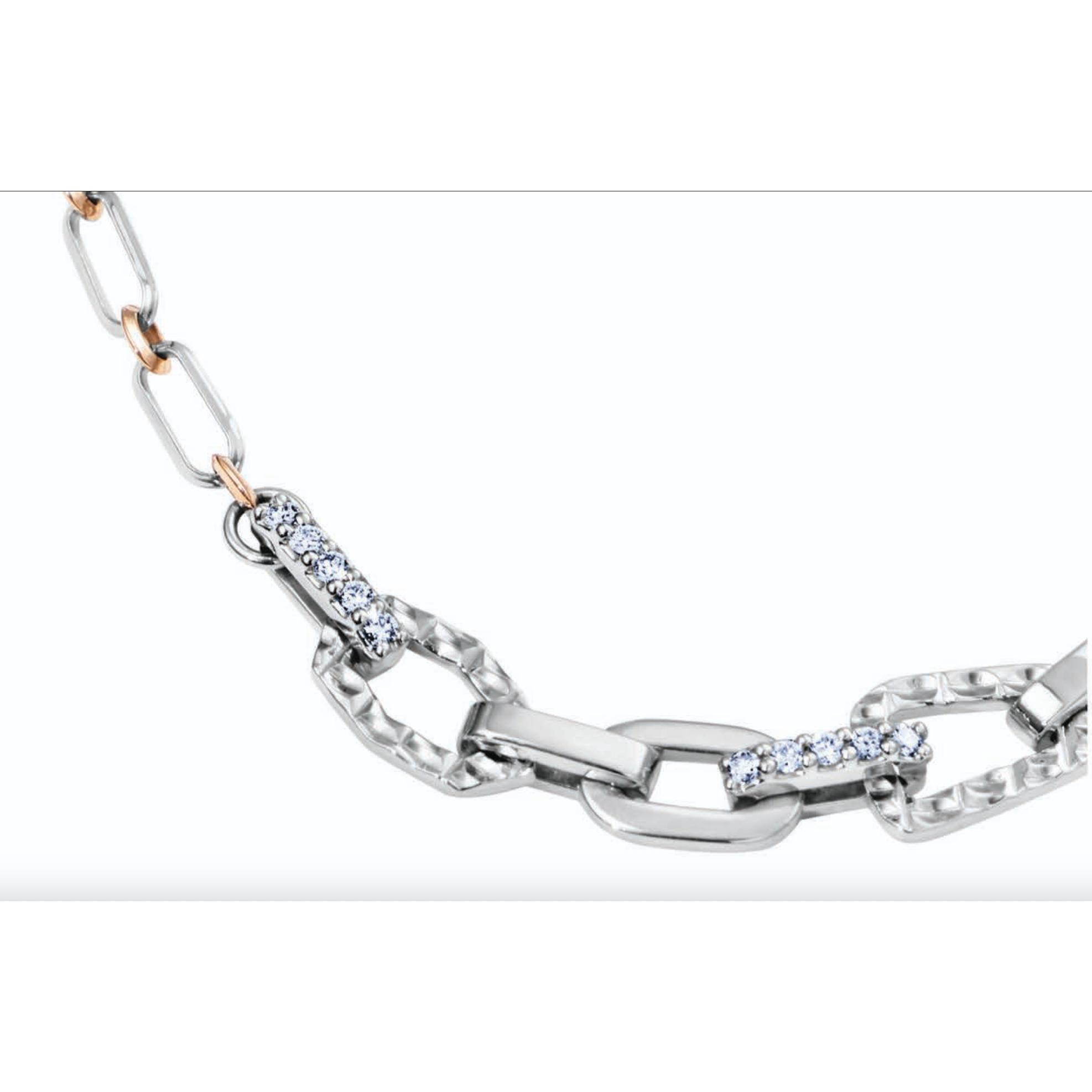 Crafted in 95% pure platinum, a naturally white metal whose colour never changes.
